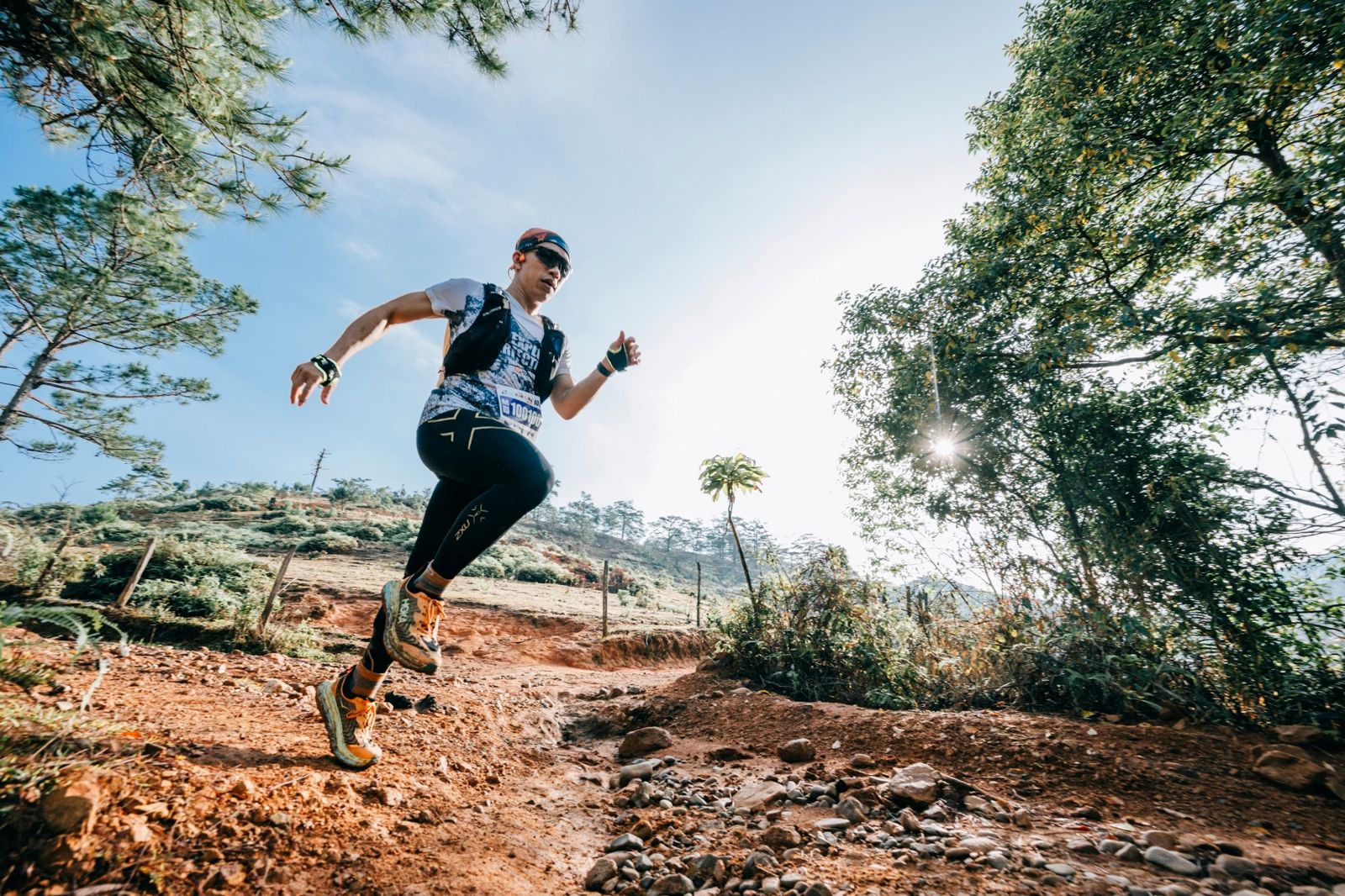 Tâm chạy trên đường mòn đất đỏ tại Dalat Ultra Trail